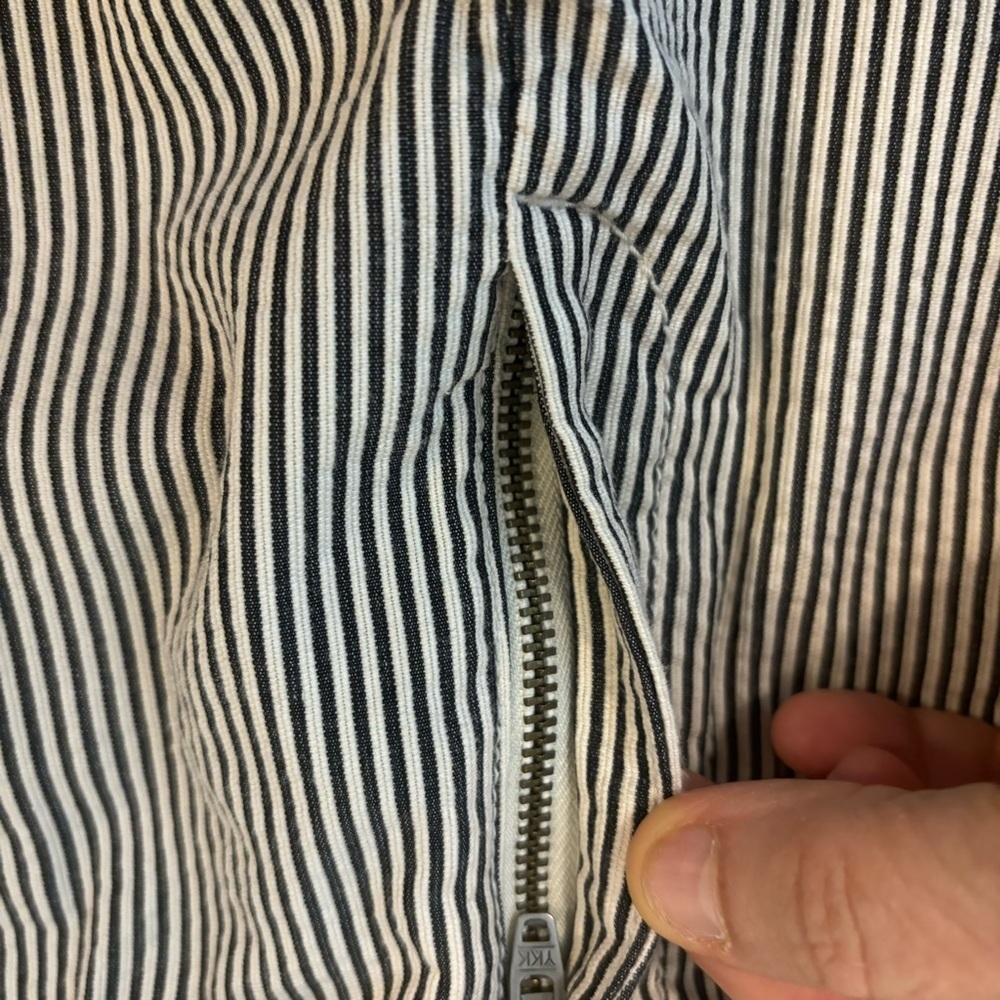 ❤️2/$15 or 3/$21❤️ Ann Taylor Loft Grey/White Seersucker Crop Pants, Size 14 - Picture 5 of 10